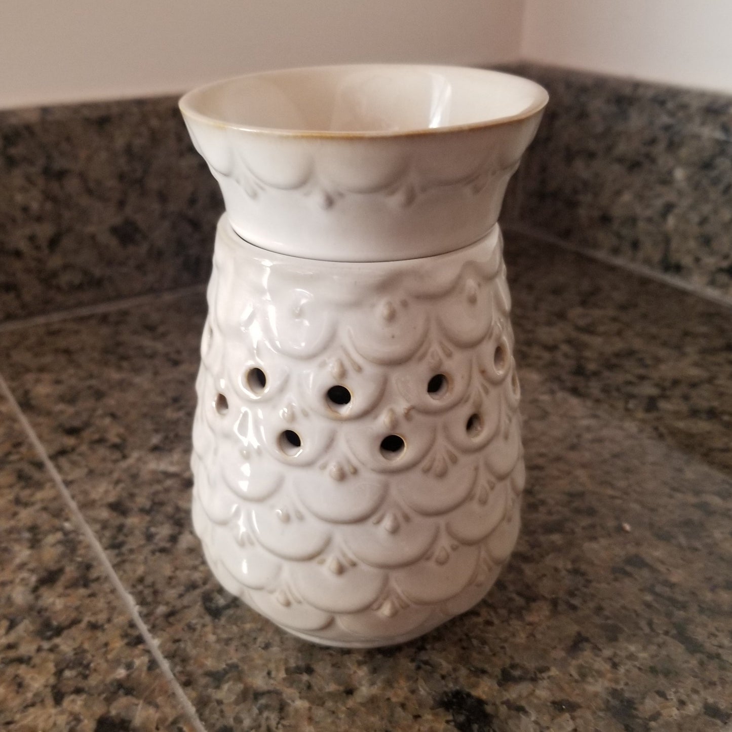 Midsize Illuminating Melt Warmer-Scalloped Vase
